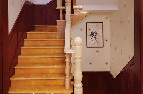 尖峰镇中式别墅室内汉白玉石楼梯的定制安装装饰效果